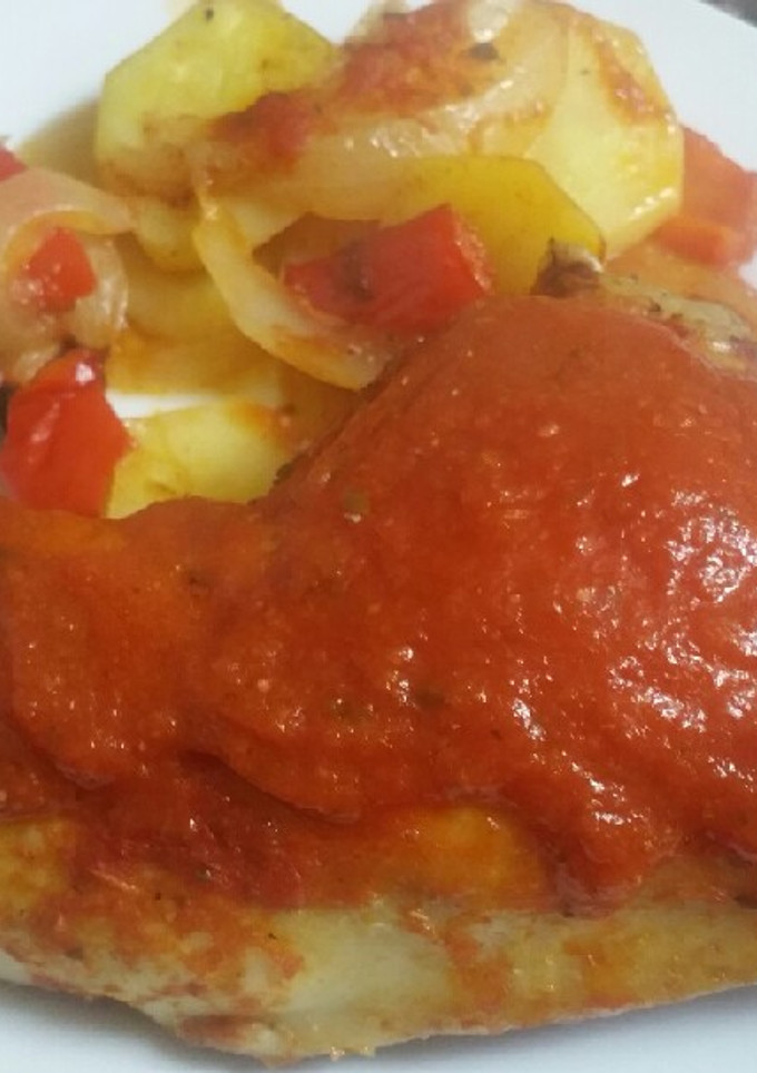 Una foto de Contramuslo con salsa de tomate, guarnición de patatas y verdura