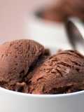 Helado de chocolate puro en heladera
