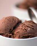 Helado de chocolate puro en heladera