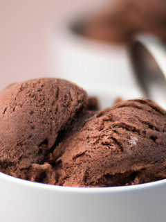 Una foto de Helado de chocolate puro en heladera