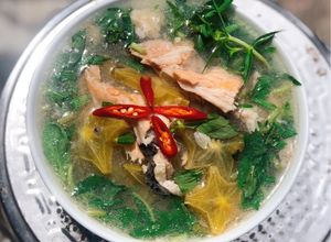 Hình của món Canh khế chua nấu lườn cá hồi.