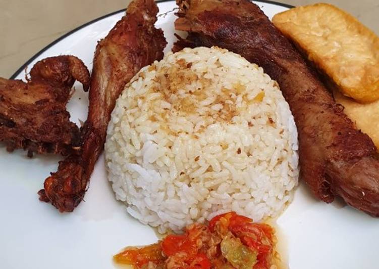 Cara Gampang Menyiapkan Bebek Goreng Komplit, Menggugah Selera