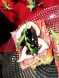 Crostini con jamón, queso de cabra y mermelada de cebolla