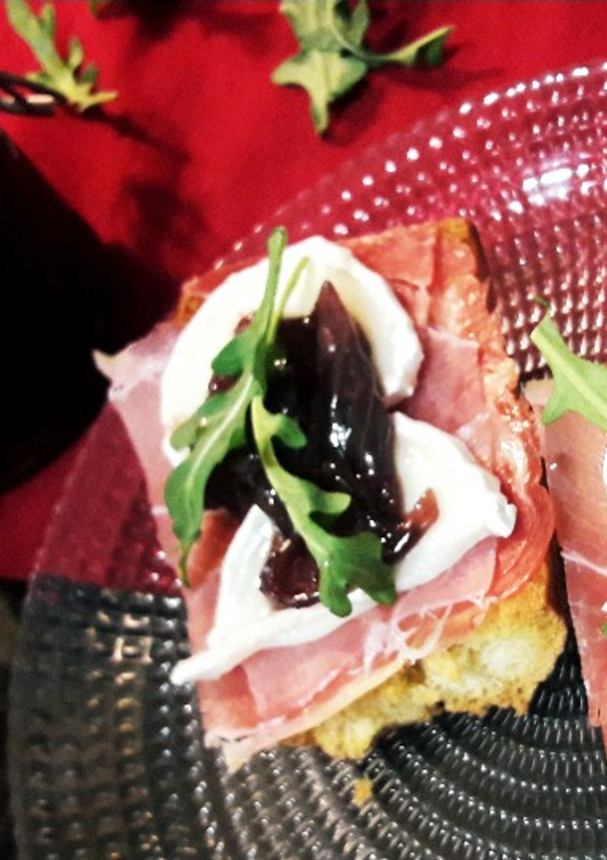 Una foto de Crostini con jamón, queso de cabra y mermelada de cebolla