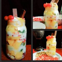 A picture of Mango yogurt sundae.
