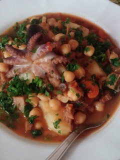 Una foto de Bacalao seco con garbanzos y pulpitos