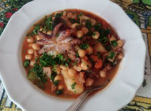Una foto de Bacalao seco con garbanzos y pulpitos
