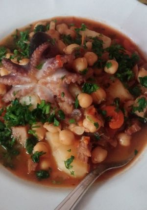 Una foto de Bacalao seco con garbanzos y pulpitos