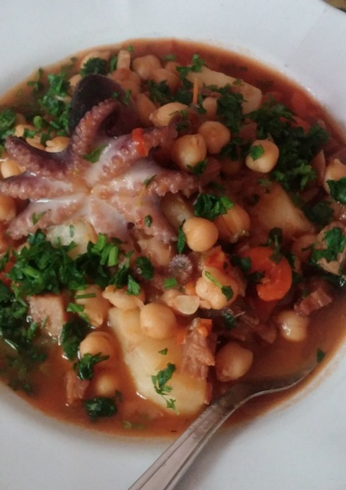 Una foto de Bacalao seco con garbanzos y pulpitos