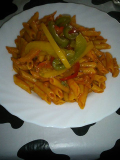 Una foto de Macarrones con pimientos de tres colores
