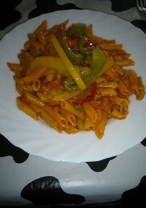 Una foto de Macarrones con pimientos de tres colores