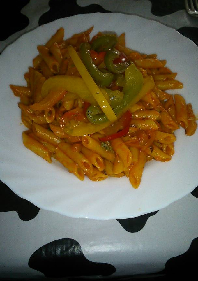 Una foto de Macarrones con pimientos de tres colores