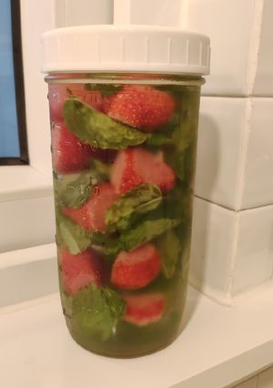Foto resep Infused Water (strawberry dan daun mint)