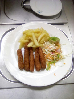A picture of Fish fingers with French fries and coleslaw salad.