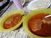 Una foto de nopales con huevo y chile guajillo