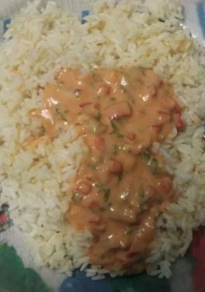 Una foto de Arroz con salsa blanca