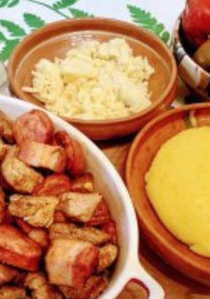 O poză a rețetei Tochitură de porc cu mămăliguță.