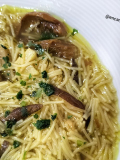 Una foto de Sopa de verduras con fideos y setas al curry