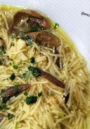 Foto principal de Sopa de verduras con fideos y setas al curry