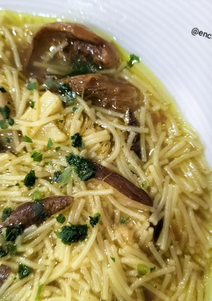 Una foto de Sopa de verduras con fideos y setas al curry