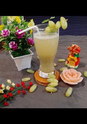 ग्रीन ग्रेप मिंट कूलर(Green Grape Mint Cooler Recipe In Marathi) रेसिपी चे मुख्य फोटो 