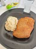 Milanesas fritas con arroz y queso
