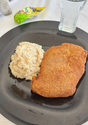 Una foto de Milanesas fritas con arroz y queso