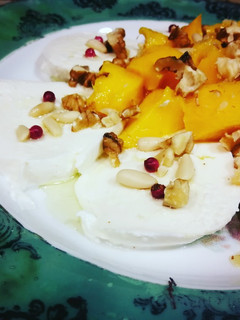 Una foto de Mozzarella con mango y frutos secos