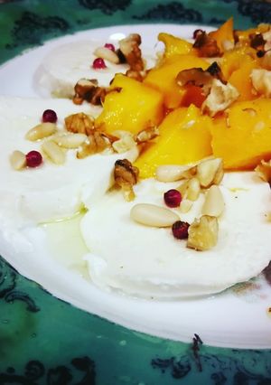 Una foto de Mozzarella con mango y frutos secos