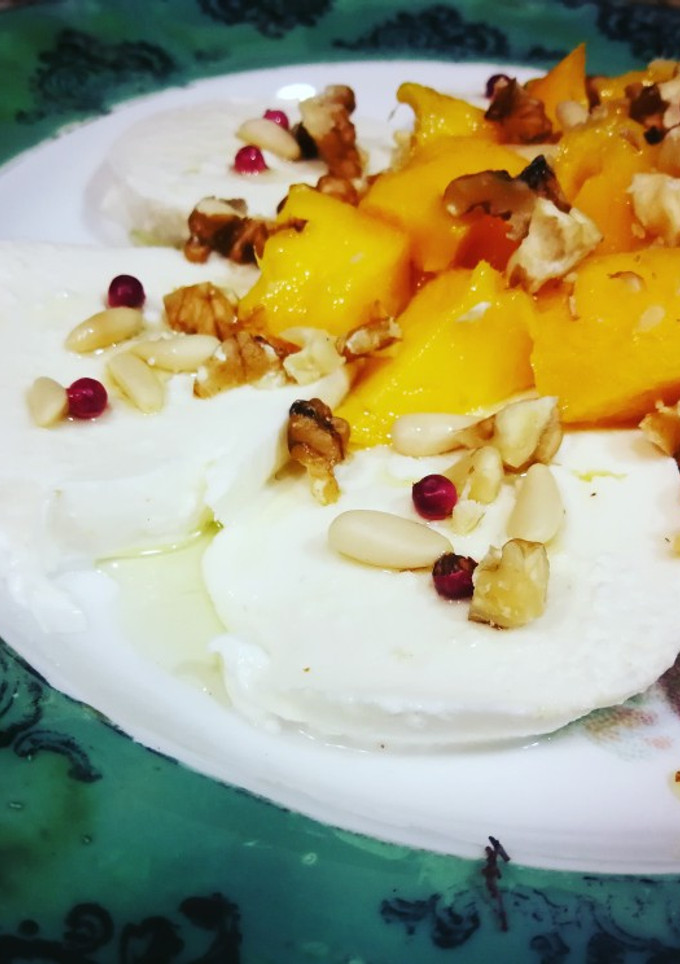 Una foto de Mozzarella con mango y frutos secos