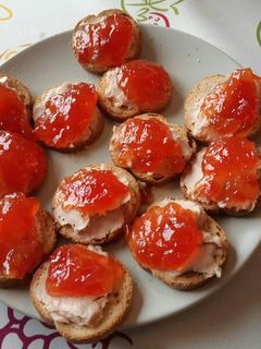 Una foto de Tostas de mousse de oca y mermelada de tomate