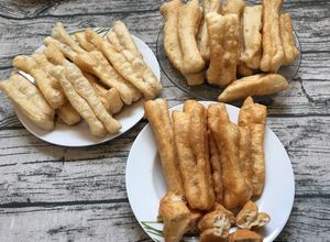 Hình của món Quẩy giòn ăn kèm với cháo, bún, phở hoặc chấm nước mắm chua ngọt.