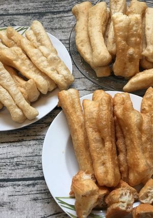 Hình của món Quẩy giòn ăn kèm với cháo, bún, phở hoặc chấm nước mắm chua ngọt.