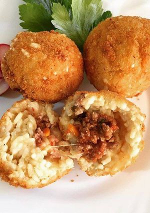 Una foto de Bolas de arroz rellenas