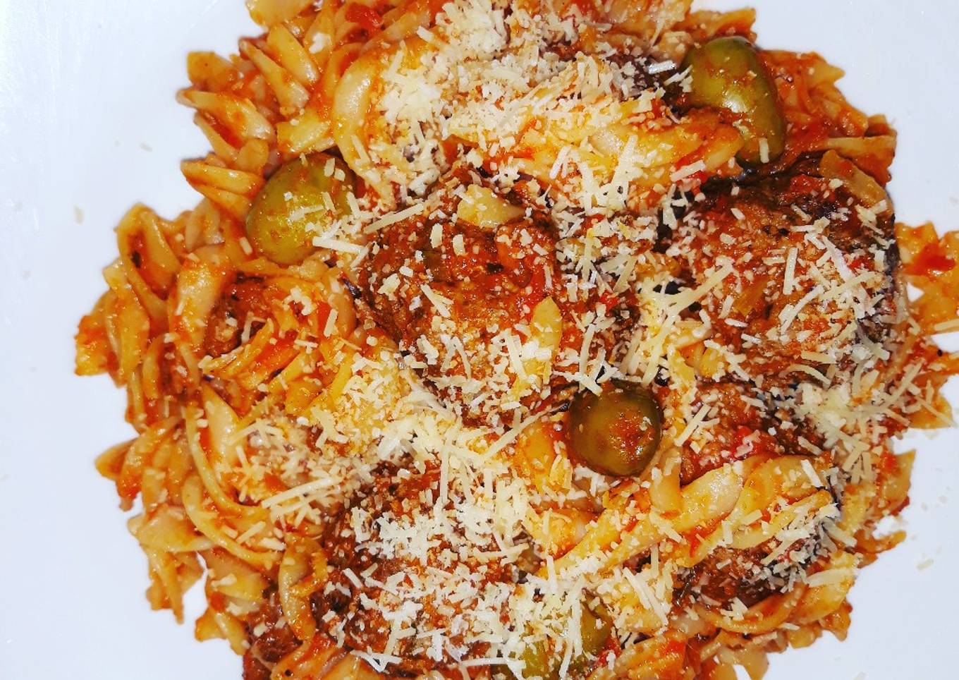 Pastas de arroz con albóndigas de cerdo y aceitunas