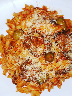 Una foto de Pastas de arroz con albóndigas de cerdo y aceitunas