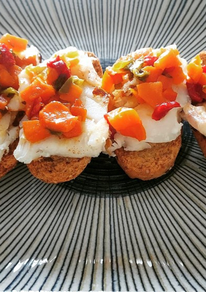 Una foto de Tostas de bacalao con hortalizas