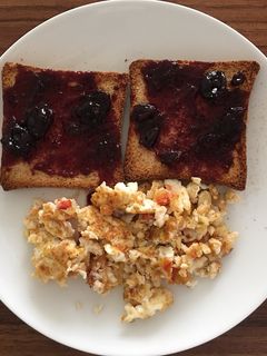 Una foto de Claras de huevo y pan tostado