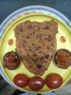 टमाटर का भरवां पराठा (tamatar ka bharwa paratha recipe in Hindi) रेसिपी मुख्य फोटो
