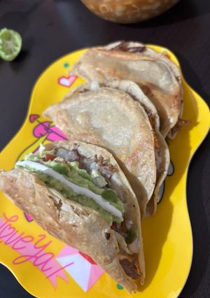 Una foto de Tacos Dorados de Carne con Papa