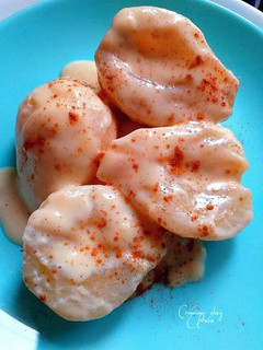 Una foto de Peras en salsa de leche condensada, nata y canela