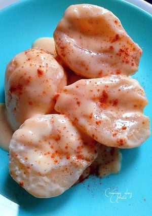 Una foto de Peras en salsa de leche condensada, nata y canela