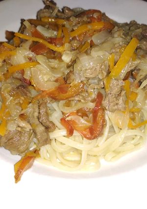 Una foto de Salteado de algunas verduras y carne con spaghetti