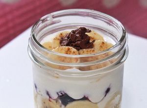 Hình của món Bữa sáng với sữa chua chuối việt quất.