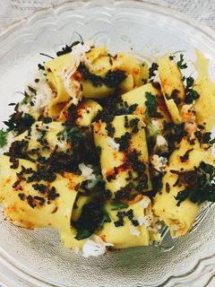 नारियल की भरवा खांडवी (nariyal ki bharwa khandvi recipe in Hindi) रेसिपी मुख्य फोटो