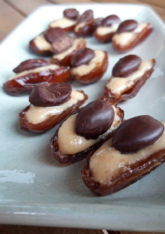 Una foto de Bombones de dátil y frutos secos