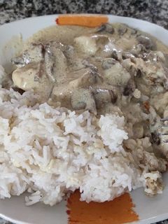 Una foto de Pollo al curry con champiñones