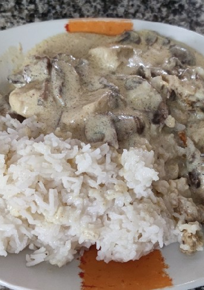 Una foto de Pollo al curry con champiñones
