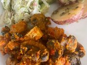 Una foto de ensalada de setas con cebolla