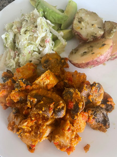 Una foto de Atún guisado con champiñones!! Papas y ensalada con aguacate